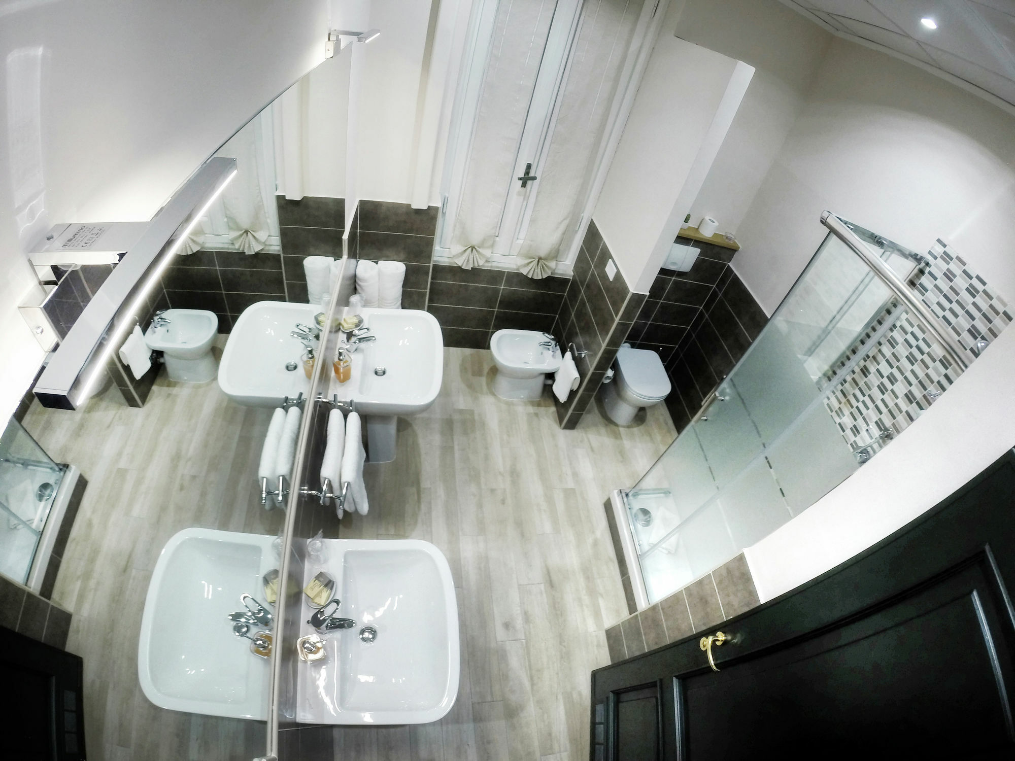 Guesthouse Vittoria Rooms - The Original Since 2015 Генуя Экстерьер фото